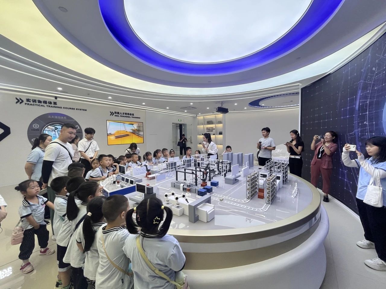 必赢242net官网||教育学院||童心探学府，萌趣启新程——史庄实验幼儿园走进必赢242net官网参观研学