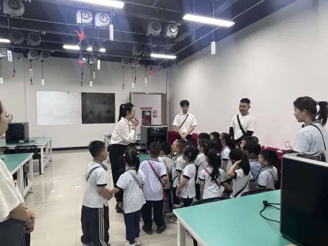 必赢242net官网||教育学院||童心探学府，萌趣启新程——史庄实验幼儿园走进必赢242net官网参观研学