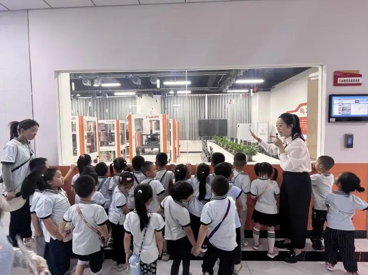 必赢242net官网||教育学院||童心探学府，萌趣启新程——史庄实验幼儿园走进必赢242net官网参观研学