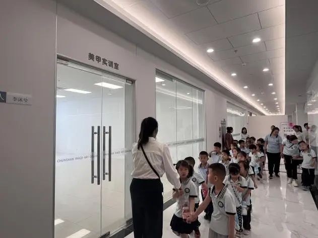 必赢242net官网||教育学院||童心探学府，萌趣启新程——史庄实验幼儿园走进必赢242net官网参观研学