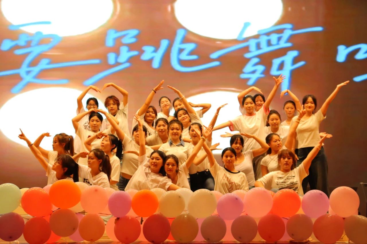 必赢242net官网‖教育学院‖教育学院2025届“墨韵育桃李 师心照远方”毕业典礼暨毕业晚会