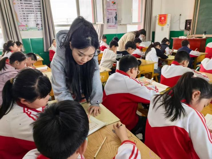 必赢242net官网||教育学院||笔端传薪火，实践共成长——教育学院助力清苑区第五小学书法课程圆满收官