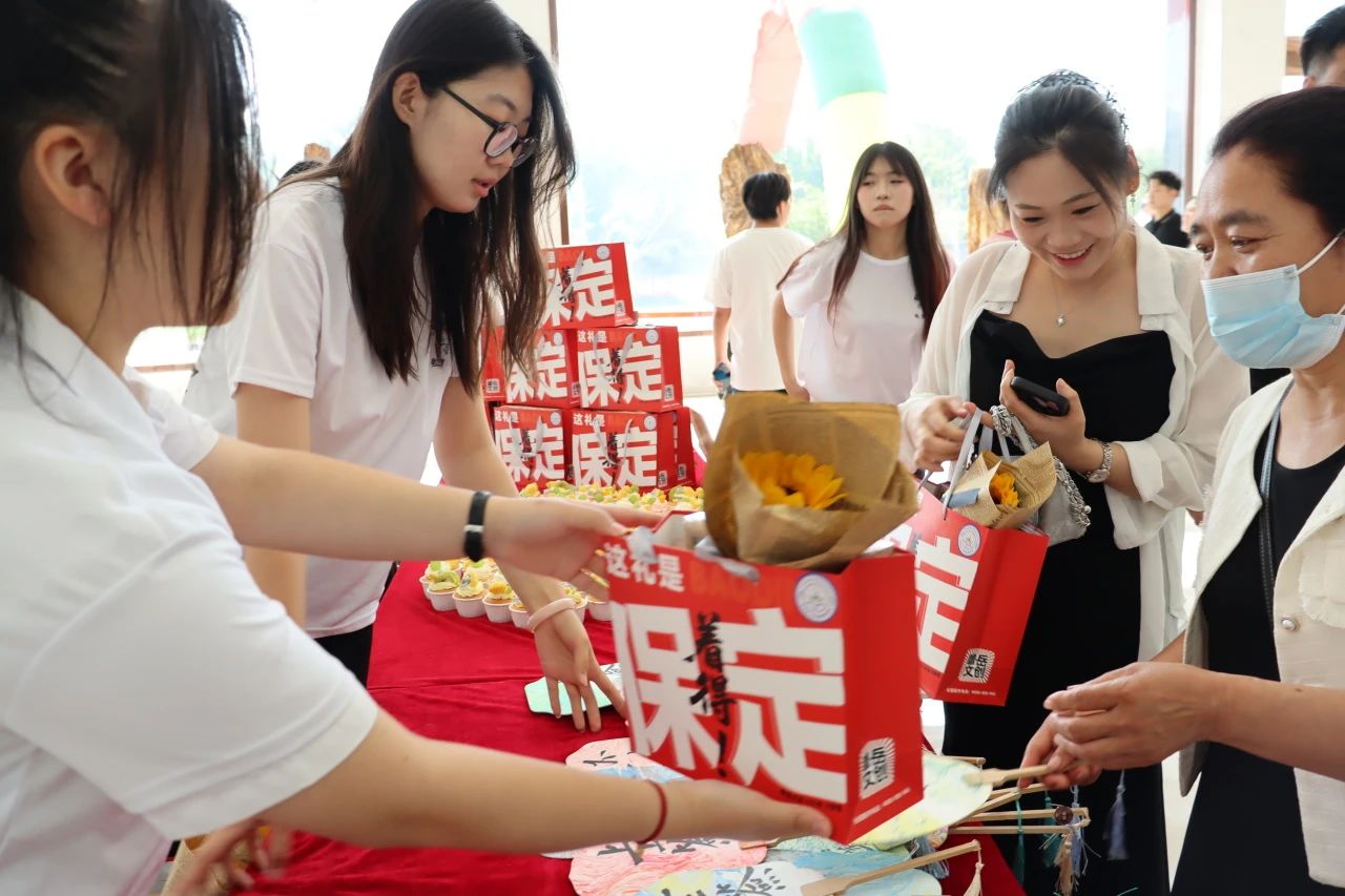 必赢242net官网‖教育学院‖遇见未来，共育花开—2025届教育学院家长接待日圆满完成