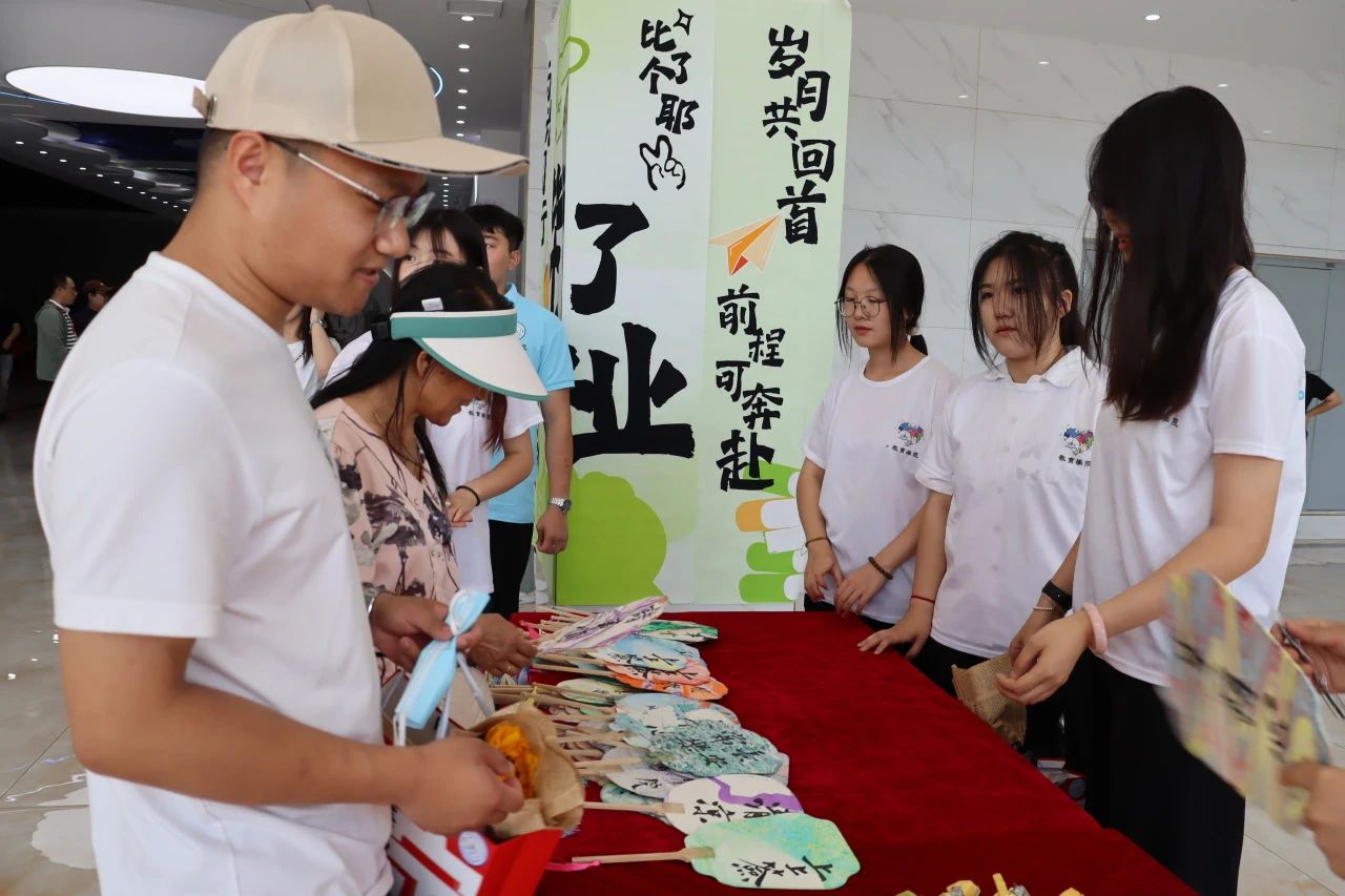 必赢242net官网‖教育学院‖遇见未来，共育花开—2025届教育学院家长接待日圆满完成