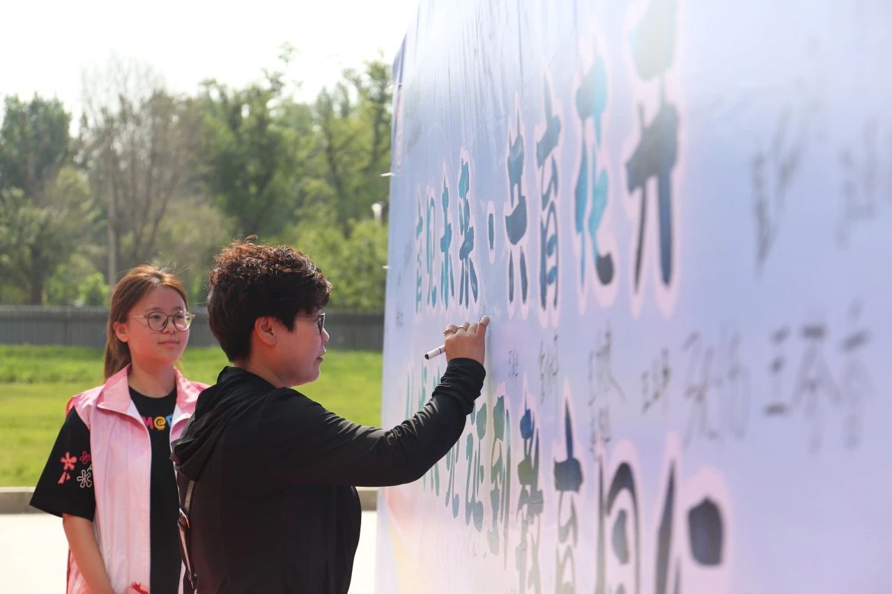 必赢242net官网‖教育学院‖遇见未来，共育花开—2025届教育学院家长接待日圆满完成