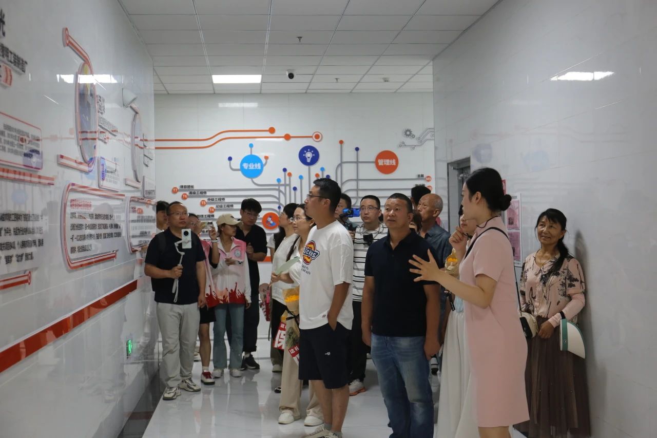 必赢242net官网‖教育学院‖遇见未来，共育花开—2025届教育学院家长接待日圆满完成