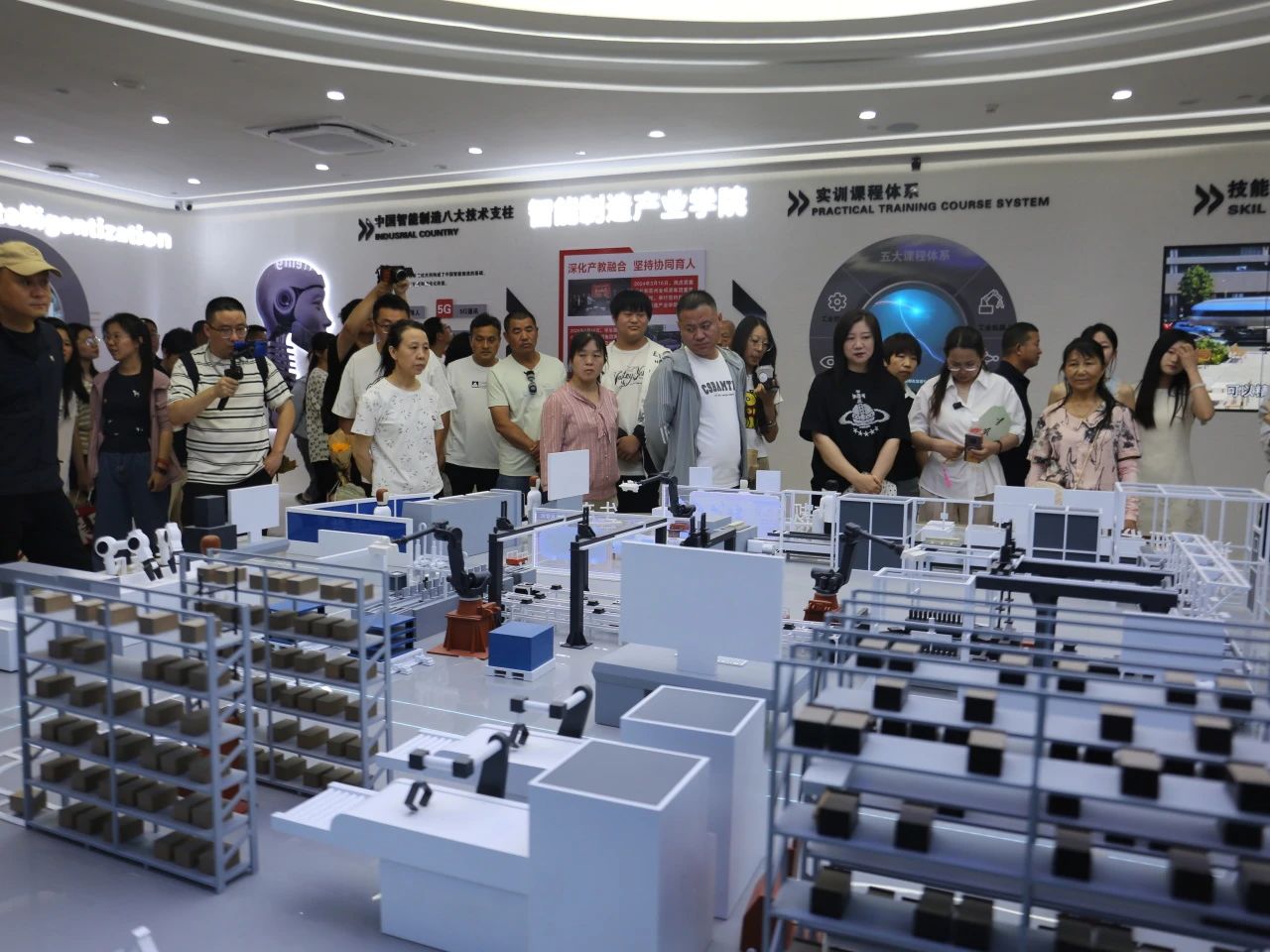 必赢242net官网‖教育学院‖遇见未来，共育花开—2025届教育学院家长接待日圆满完成