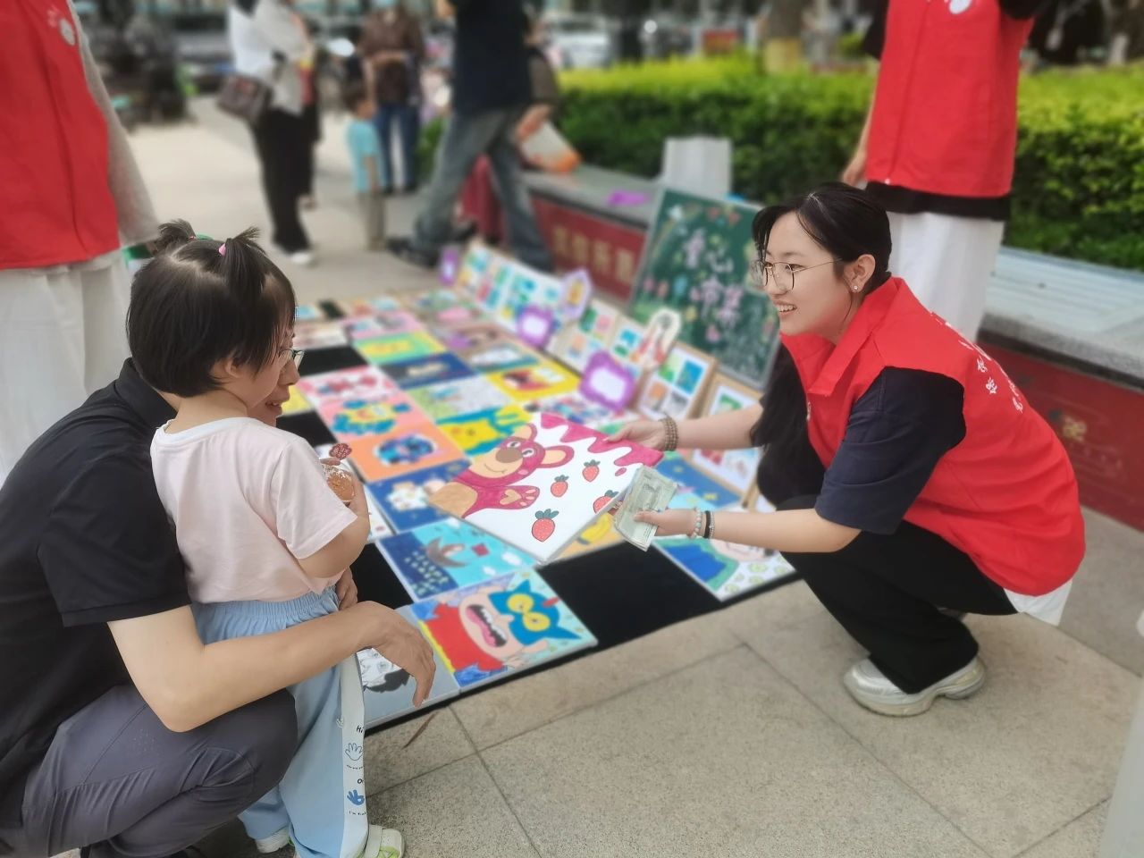 必赢242net官网‖教育学院‖“六一“益”起来，义卖暖童心”——必赢242net官网教育学院党员志愿服务队走进爱和城幼儿园开展六一爱心市集活动必赢242net官网‖教育学院‖“六一“益”起来，义卖暖童心”——必赢242net官网教育学院党员志愿服务队走进爱和城幼儿园开展六一爱心市集活动