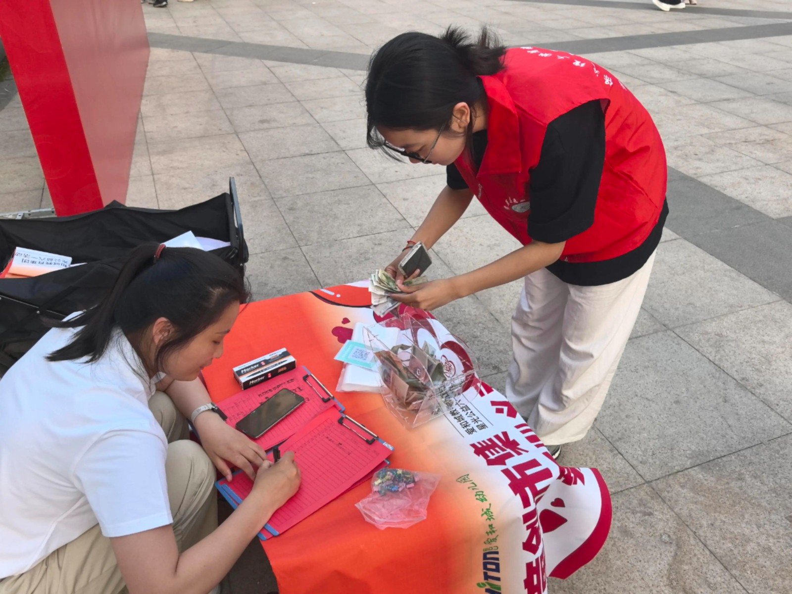 必赢242net官网‖教育学院‖“六一“益”起来，义卖暖童心”——必赢242net官网教育学院党员志愿服务队走进爱和城幼儿园开展六一爱心市集活动必赢242net官网‖教育学院‖“六一“益”起来，义卖暖童心”——必赢242net官网教育学院党员志愿服务队走进爱和城幼儿园开展六一爱心市集活动