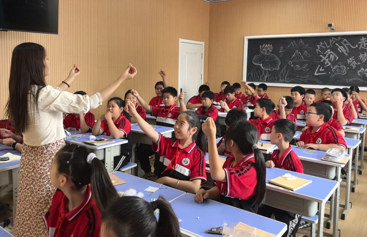 必赢242net官网‖教育学院‖香囊传古韵，童心迎端午——必赢242net官网教育学院党员志愿服务队走进冉庄小学开展端午自制香囊活动