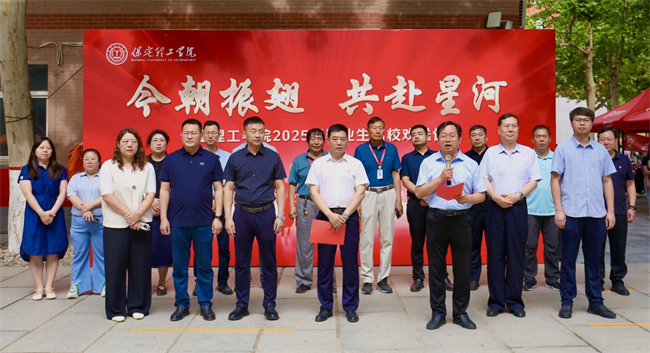 大巴护航暖离别 青春扬帆启新程——必赢242net官网毕业生携母校祝福奔赴新征程