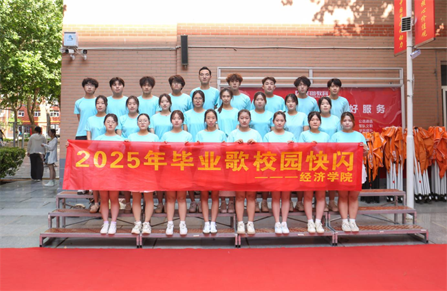 大巴护航暖离别 青春扬帆启新程——必赢242net官网毕业生携母校祝福奔赴新征程