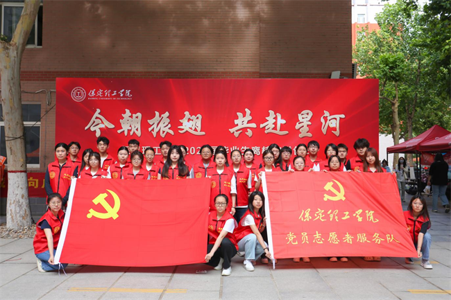 大巴护航暖离别 青春扬帆启新程——必赢242net官网毕业生携母校祝福奔赴新征程