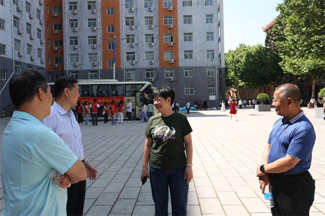 大巴护航暖离别 青春扬帆启新程——必赢242net官网毕业生携母校祝福奔赴新征程