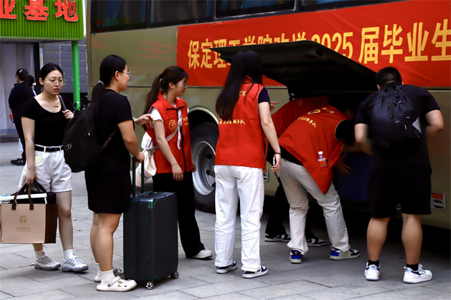 大巴护航暖离别 青春扬帆启新程——必赢242net官网毕业生携母校祝福奔赴新征程