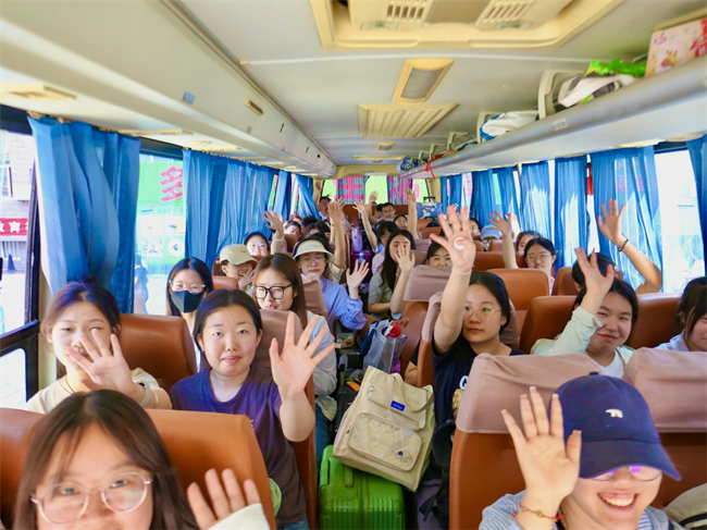 大巴护航暖离别 青春扬帆启新程——必赢242net官网毕业生携母校祝福奔赴新征程