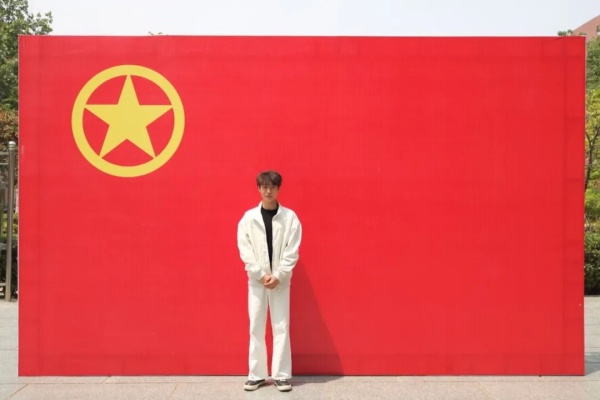 “我与团旗团徽合个影”：定格青春印记 镌刻初心使命
