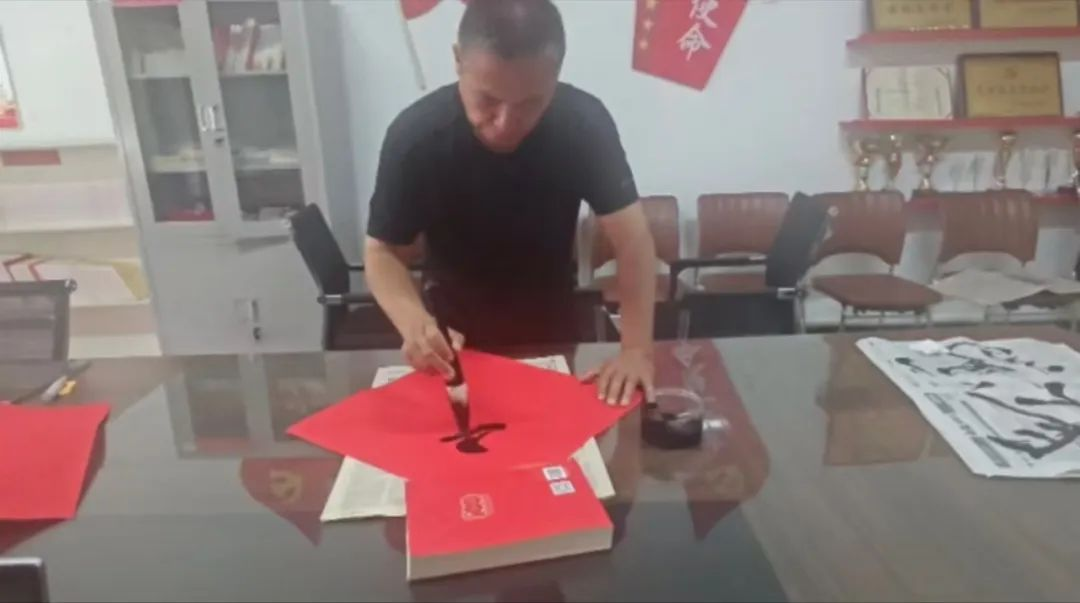 饱蘸墨香赠对联 殷殷话语伴征途——我院教师为毕业生送祝福