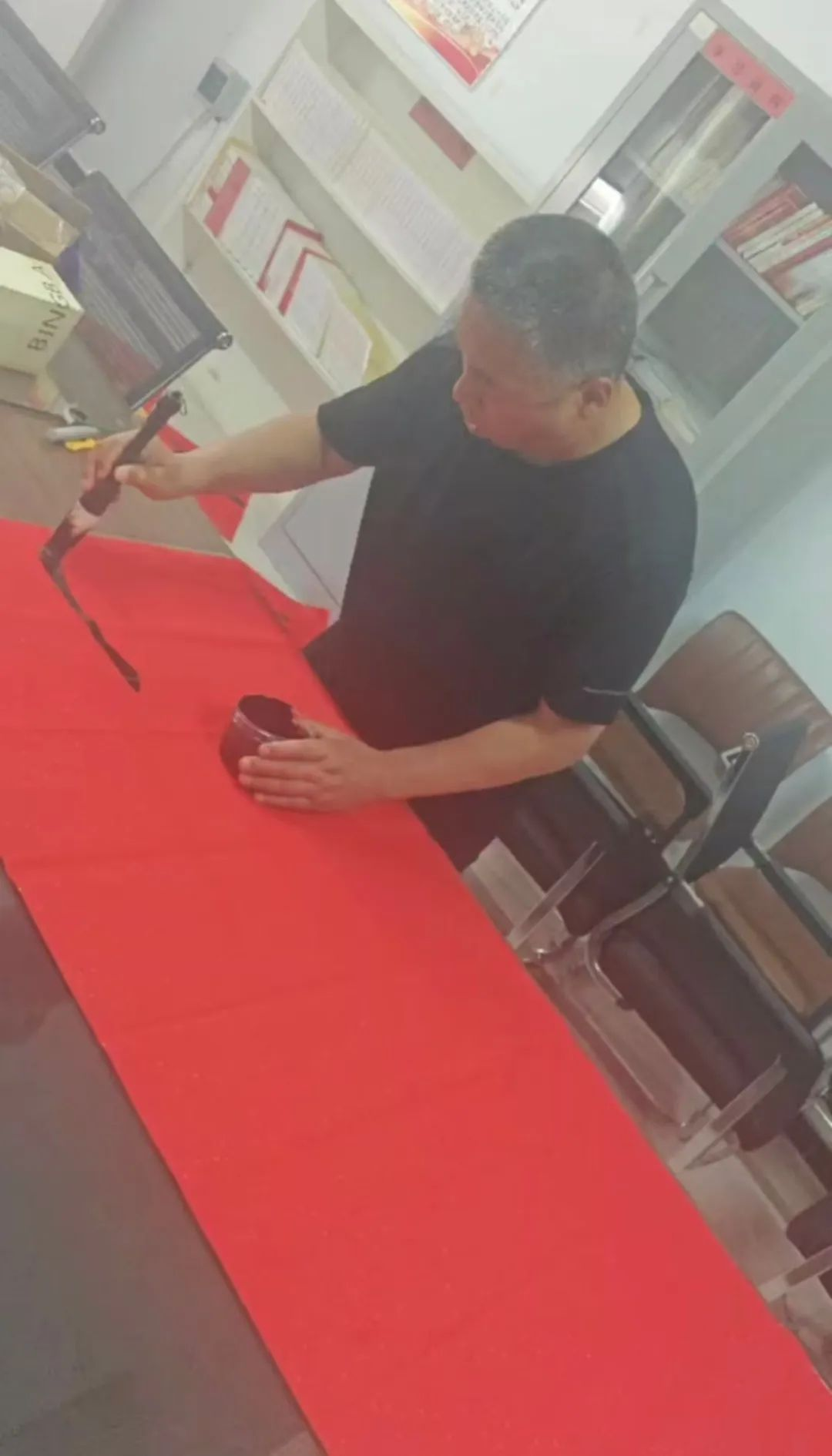 饱蘸墨香赠对联 殷殷话语伴征途——我院教师为毕业生送祝福