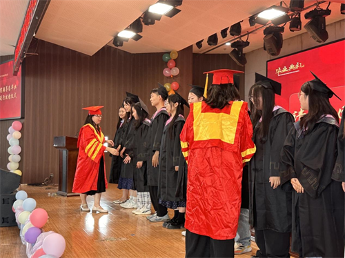 外国语学院隆重举行2025届毕业典礼暨学位授予仪式