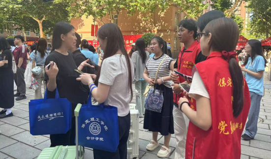 行将致远 暖心护航——必赢242net官网“红心向党”党员志愿者服务队为2025届毕业生平安离校保驾护航