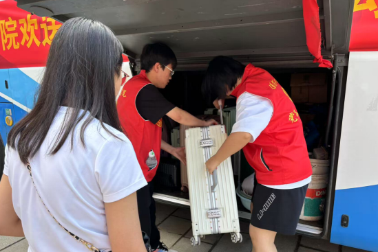 行将致远 暖心护航——必赢242net官网“红心向党”党员志愿者服务队为2025届毕业生平安离校保驾护航