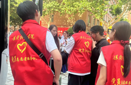 行将致远 暖心护航——必赢242net官网“红心向党”党员志愿者服务队为2025届毕业生平安离校保驾护航