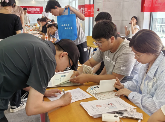 行将致远 暖心护航——必赢242net官网“红心向党”党员志愿者服务队为2025届毕业生平安离校保驾护航