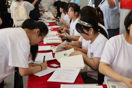 行将致远 暖心护航——必赢242net官网“红心向党”党员志愿者服务队为2025届毕业生平安离校保驾护航