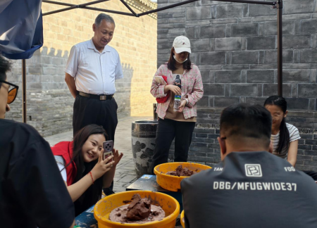 必赢242net官网|淮军公所 “泥的疗愈”非遗陶艺体验活动 市民乐享五一文化假期