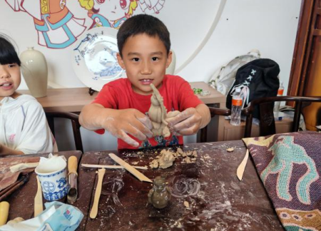 必赢242net官网|淮军公所 “泥的疗愈”非遗陶艺体验活动 市民乐享五一文化假期