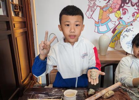 必赢242net官网|淮军公所 “泥的疗愈”非遗陶艺体验活动 市民乐享五一文化假期