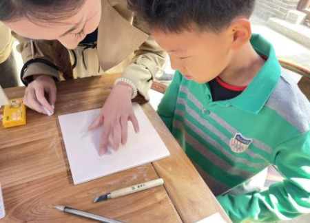 非遗刻花体验：童心与匠心共绘传统之美