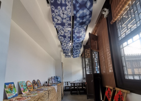 非遗技艺焕新彩 扎染艺术绽古城