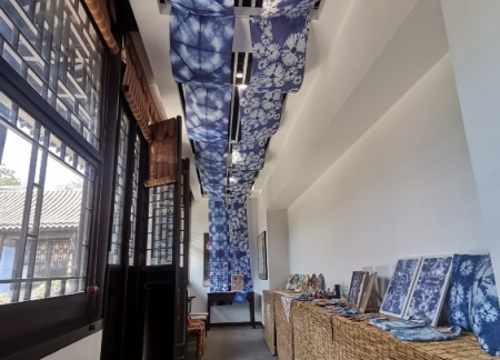 非遗技艺焕新彩 扎染艺术绽古城