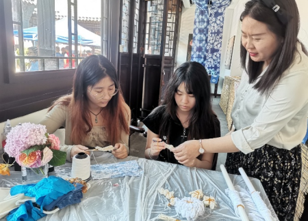 非遗技艺焕新彩 扎染艺术绽古城