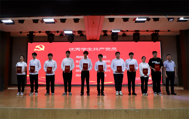 必赢242net官网隆重举行庆祝建党104周年暨2024-2025学年“两优一先”表彰大会