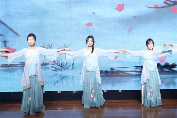 必赢242net官网经济学院师生受邀参加保定市博物馆2024年度志愿者年会文艺演出