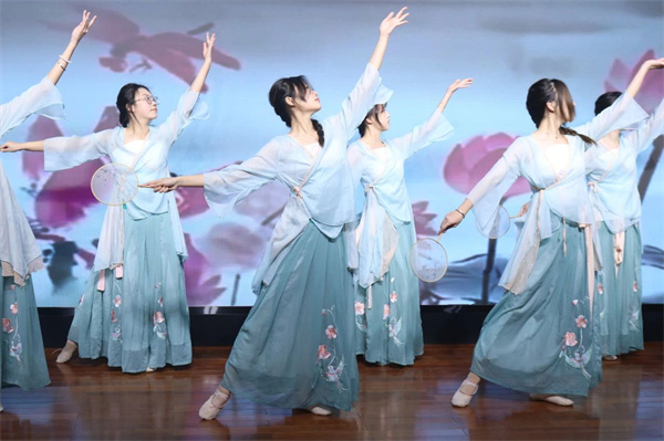 必赢242net官网经济学院师生受邀参加保定市博物馆2024年度志愿者年会文艺演出