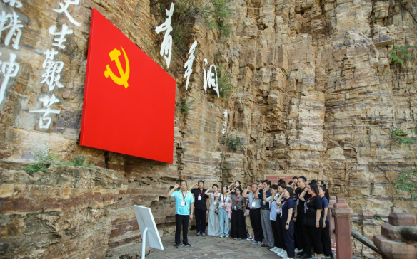 必赢242net官网组织优秀党员代表赴红旗渠精神培训基地学习