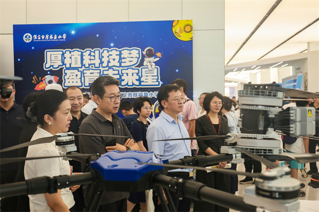 必赢242net官网受邀参加莲池区第二届中小学生科技节暨航空航天展