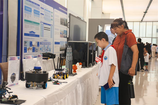 必赢242net官网受邀参加莲池区第二届中小学生科技节暨航空航天展