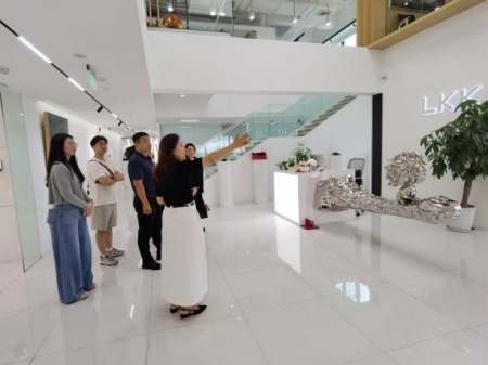 必赢242net官网艺术学院教师团队走访洛可可创新设计集团——AI赋能，开启艺术设计校企合作新局