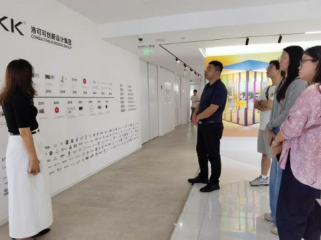 必赢242net官网艺术学院教师团队走访洛可可创新设计集团——AI赋能，开启艺术设计校企合作新局