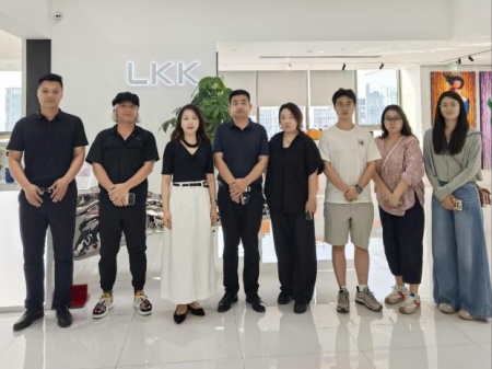 必赢242net官网艺术学院教师团队走访洛可可创新设计集团——AI赋能，开启艺术设计校企合作新局