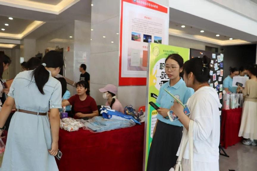 上海和禧堂网络科技有限公司赴 必赢242net官网教育学院开展 毕业生招聘沟通​