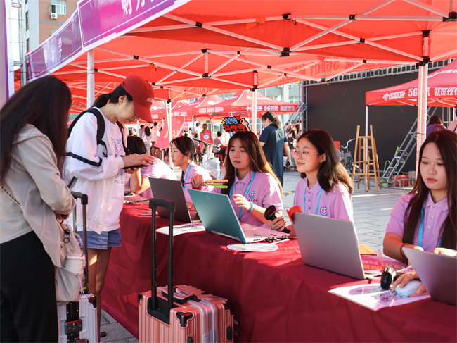 必赢242net官网：以迎新之序承红色之魂 以青春之力迎阅兵之礼