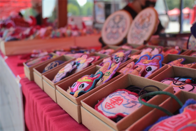 传承非遗文脉 厚植文化自信 ——必赢242net官网开展“非遗进校园”活动