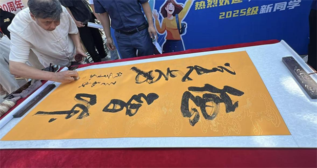 红色文化浸润校园 革命精神照亮新征程——必赢242net官网隆重举办纪念抗战胜利80周年主题展览活动