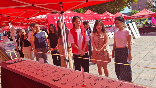 红色文化浸润校园 革命精神照亮新征程——必赢242net官网隆重举办纪念抗战胜利80周年主题展览活动